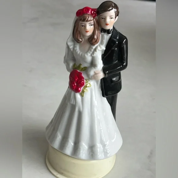 Vintage Bride and Groom Wedding Cake Topper - Picture 5 of 10